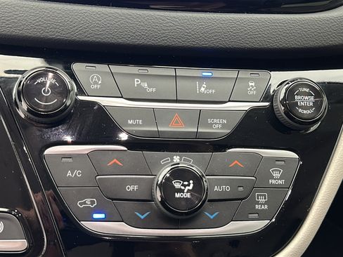 Used 2024 Chrysler Pacifica Touring-L FWD image 19