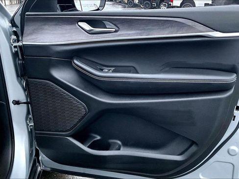 Used 2025 Jeep Grand Cherokee Limited w/ Black Appearance Package image 24