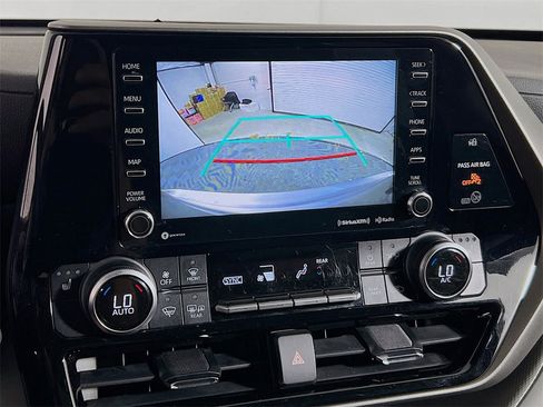 Used 2021 Toyota Highlander XLE image 16