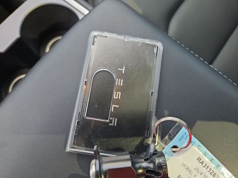 Used 2024 Tesla Model Y 2WD image 33