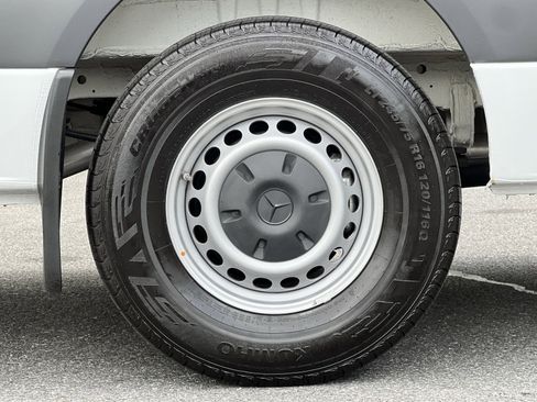 Used 2024 Mercedes-Benz Sprinter 2500 image 10