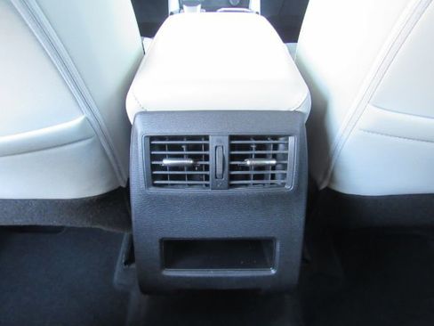 Used 2025 Mitsubishi Outlander SE image 28