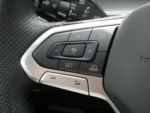 Certified 2025 Volkswagen Tiguan SE R-Line AWD/4WD image 26