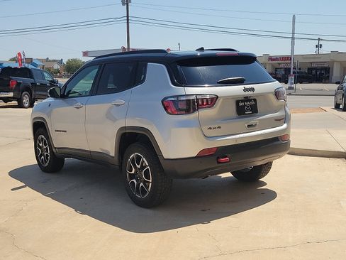 Used 2024 Jeep Compass Trailhawk AWD/4WD image 5