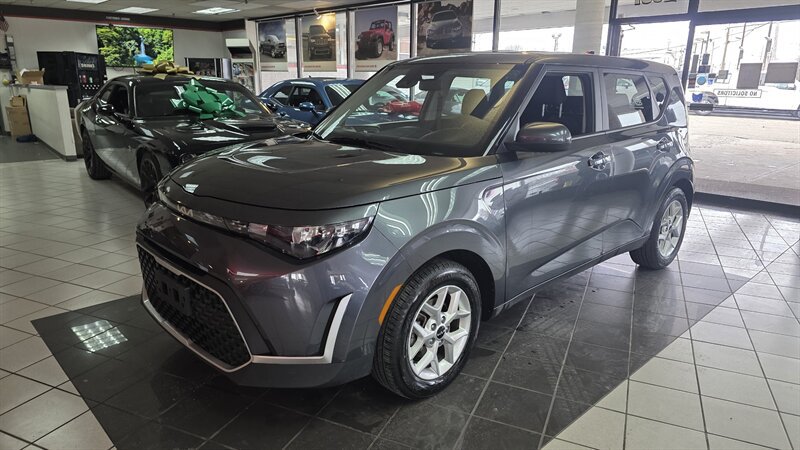 Used 2023 Kia Soul LX w/ LX Technology Package FWD image 1