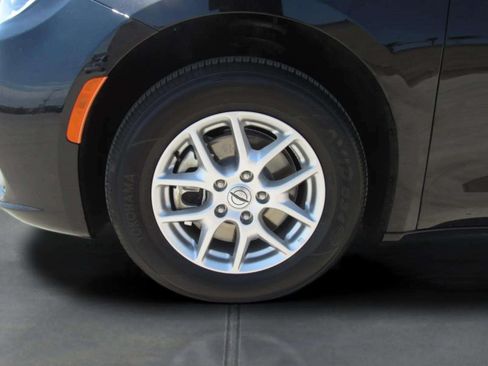 Used 2025 Chrysler Pacifica Select FWD image 4