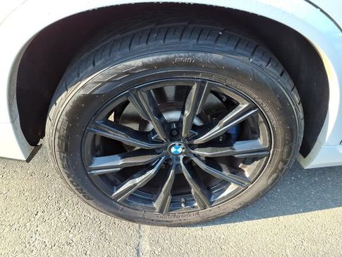 Used 2021 BMW X5 xDrive40i w/ M Sport Package AWD/4WD image 12