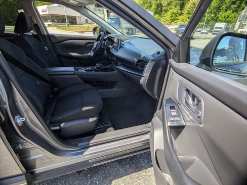 Used 2024 Nissan Rogue S FWD image 12