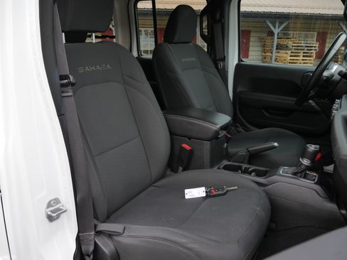 Used 2020 Jeep Wrangler Unlimited Sahara image 22