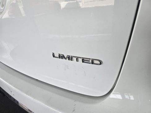 Used 2018 Chrysler Pacifica Limited image 36