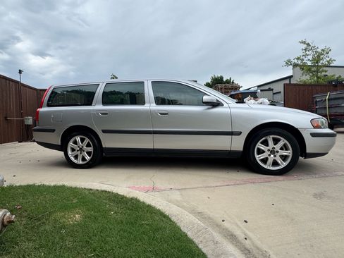 Used 2004 Volvo V70 2.4 FWD image 2