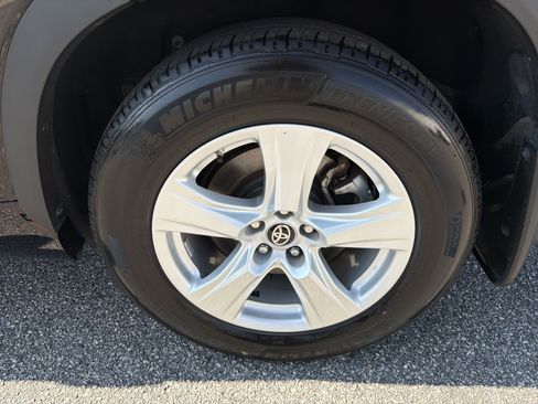 Certified 2024 Toyota Highlander LE AWD/4WD image 30