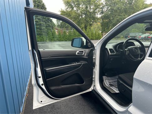 Used 2021 Jeep Grand Cherokee Laredo image 32