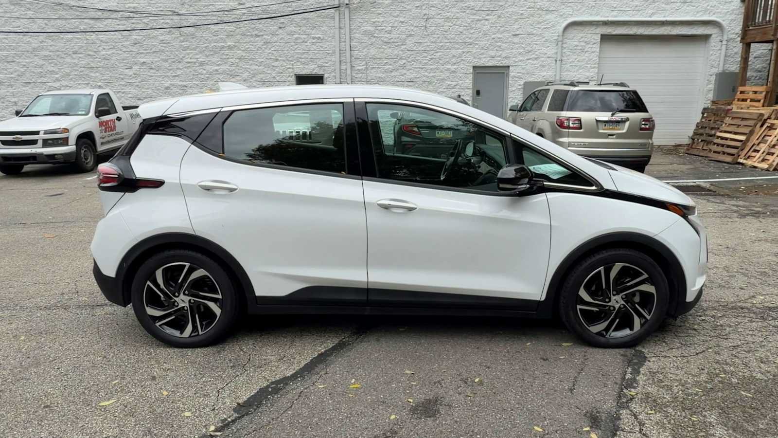 Used 2023 Chevrolet Bolt LT w/ Infotainment Package FWD image 11