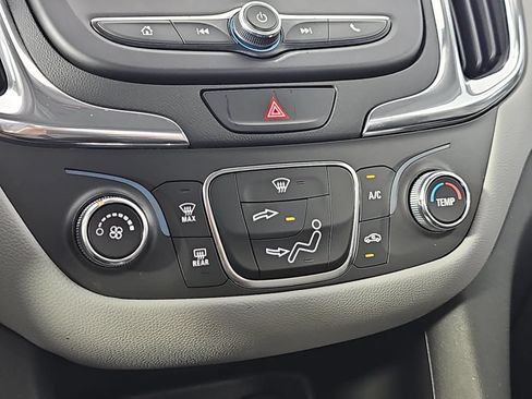 Used 2021 Chevrolet Equinox LS FWD image 22