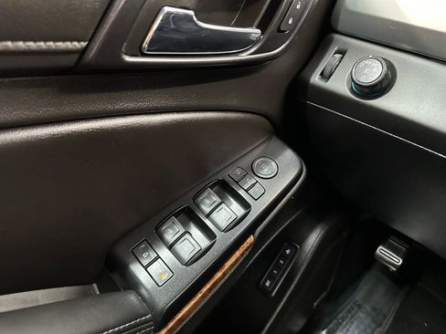 Used 2018 Chevrolet Suburban Premier image 21