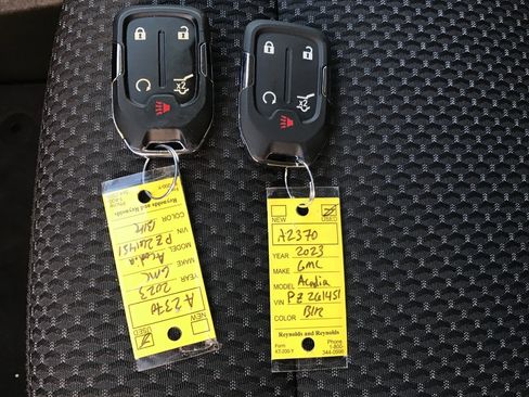 Used 2023 GMC Acadia SLE w/ Driver Convenience Package image 28