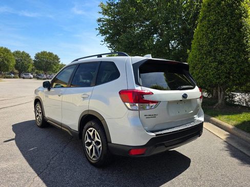 Used 2021 Subaru Forester Premium image 3