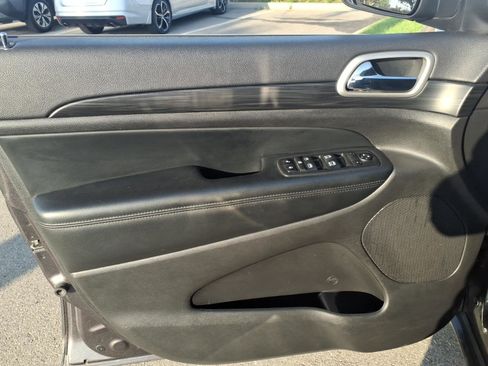 Used 2020 Jeep Grand Cherokee Laredo RWD image 13