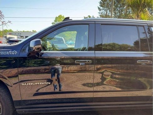 Used 2021 Chevrolet Suburban High Country w/ Premium Package AWD/4WD image 4