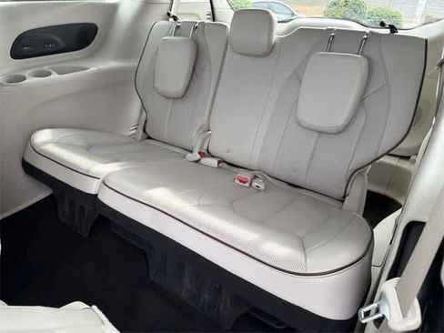 Used 2017 Chrysler Pacifica Limited w/ UConnect Theater Package image 9