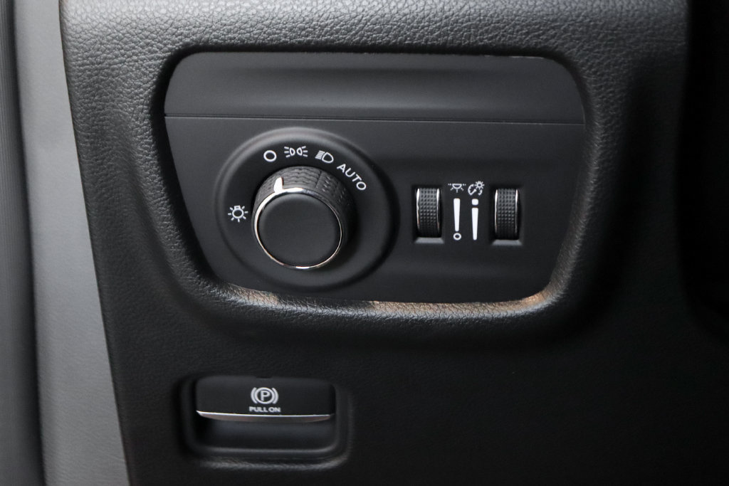 Used 2025 Jeep Grand Cherokee L Laredo w/ Luxury Tech Group I RWD image 21
