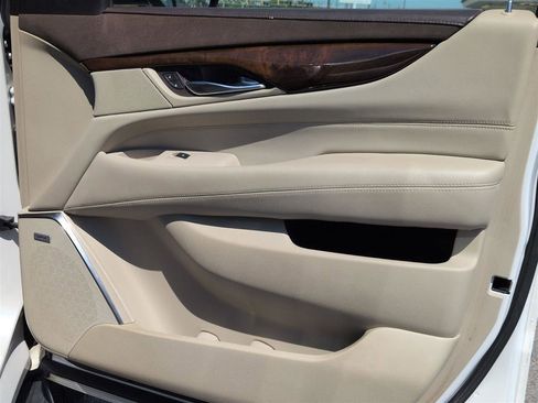 Used 2017 Cadillac Escalade Luxury image 35