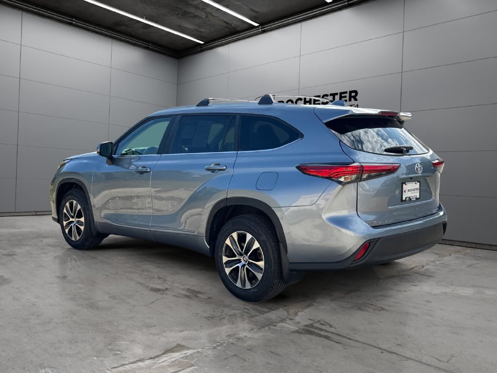 Used 2023 Toyota Highlander XLE AWD/4WD image 3