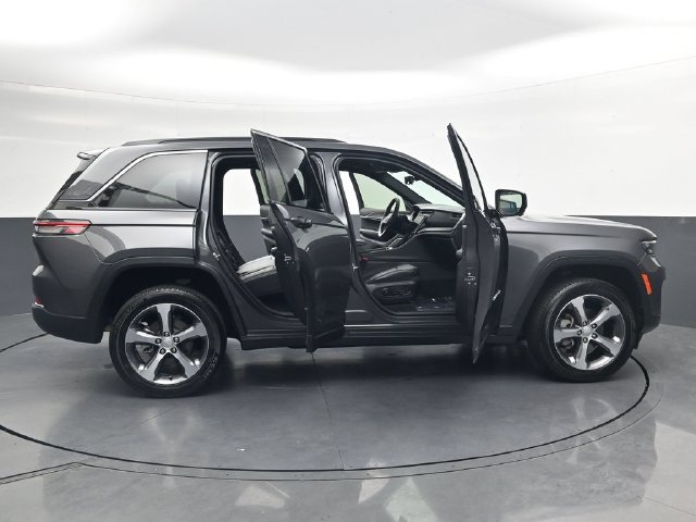 Used 2025 Jeep Grand Cherokee Limited w/ Luxury Tech Group II AWD/4WD image 37