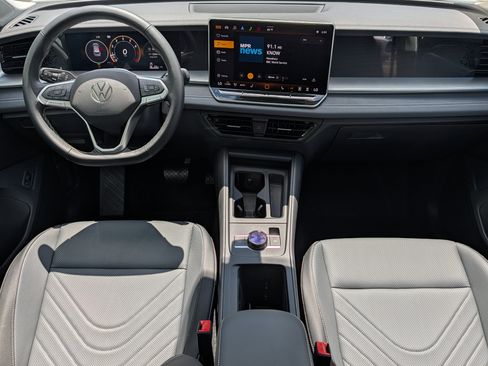 Certified 2025 Volkswagen Tiguan SE AWD/4WD image 10