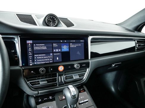 Certified 2025 Porsche Macan image 13