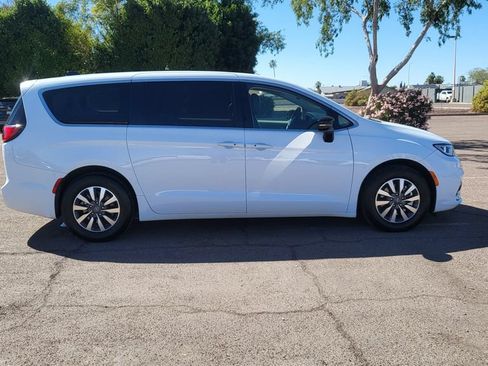 Used 2024 Chrysler Pacifica Limited FWD image 11