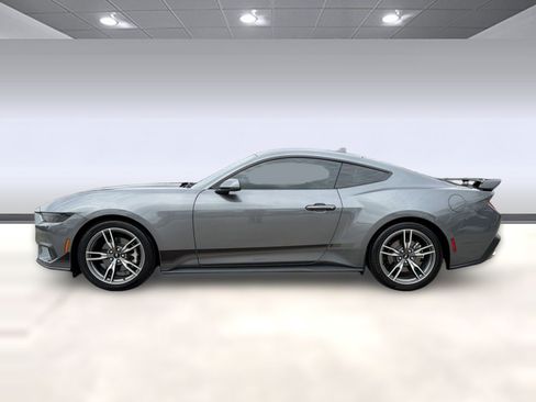 Used 2025 Ford Mustang Coupe RWD image 2