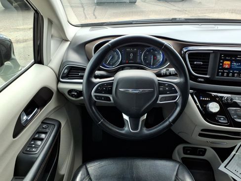 Used 2018 Chrysler Pacifica Touring-L image 14