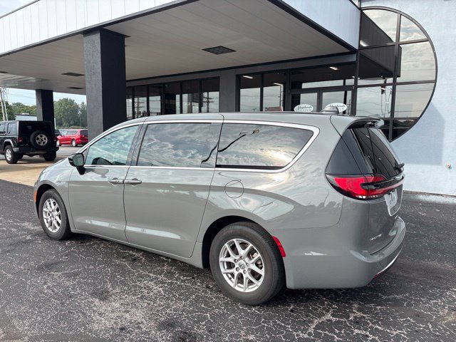 Used 2025 Chrysler Pacifica Select FWD image 5