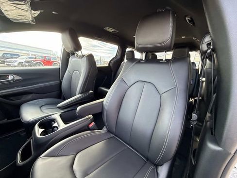New 2026 Chrysler Pacifica Select image 6