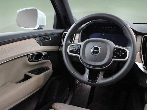 Used 2025 Volvo XC90 B5 Ultra AWD/4WD image 18