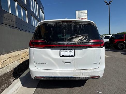Used 2021 Chrysler Pacifica Touring-L w/ Uconnect Theater Family Group AWD/4WD image 3