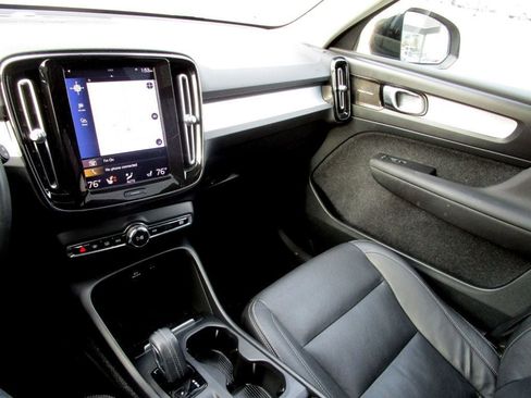 Used 2020 Volvo XC40 T5 Momentum w/ Protection Package Premier image 23