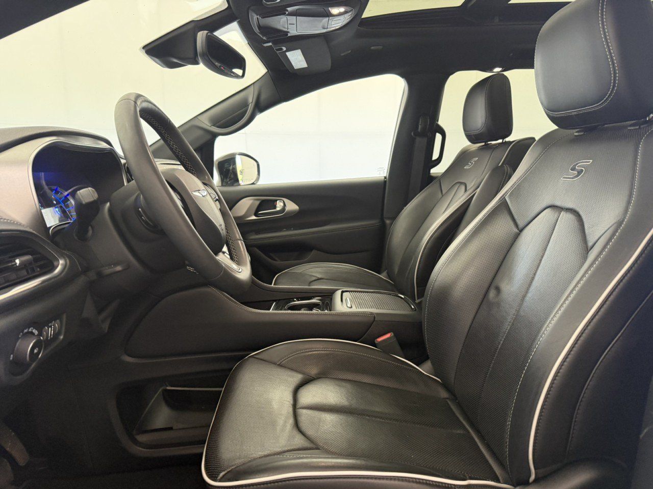 Used 2023 Chrysler Pacifica Limited w/ S Appearance Package FWD image 17