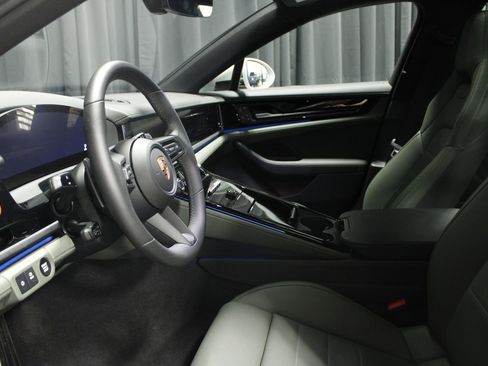 Used 2025 Porsche Panamera 4 image 27