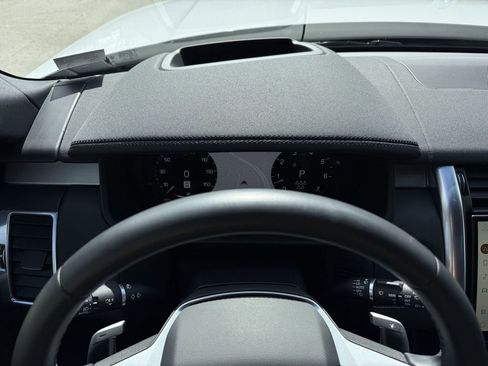 Used 2024 Land Rover Discovery Dynamic SE image 19