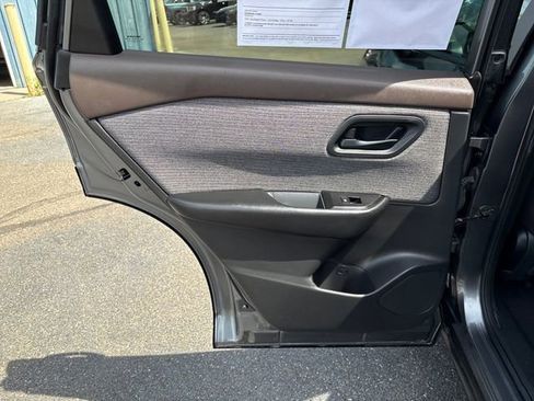 Used 2023 Nissan Rogue S AWD/4WD image 18