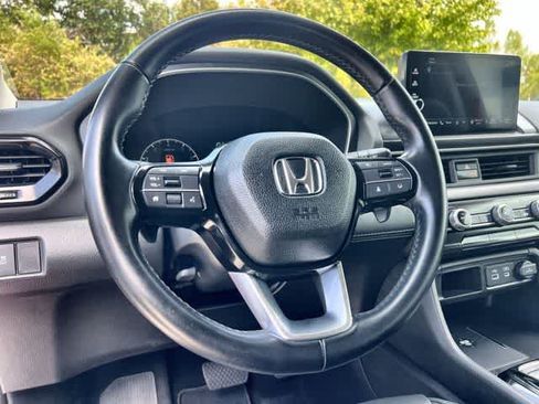 Used 2023 Honda Pilot Touring image 17