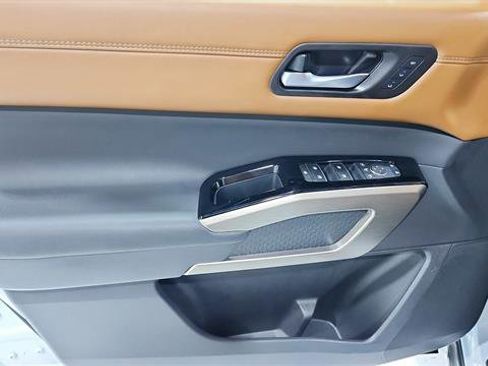 Certified 2025 Nissan Pathfinder Platinum FWD image 21