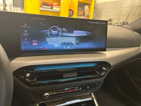 Used 2025 BMW 330i xDrive Sedan w/ Convenience Package image 28