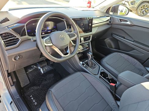 New 2026 Volkswagen Taos SE image 10