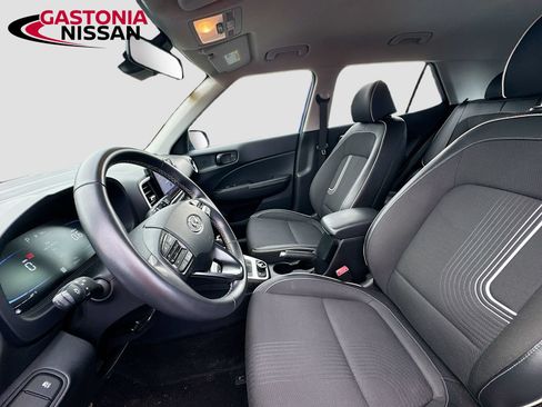 Used 2023 Hyundai Venue Limited FWD image 29