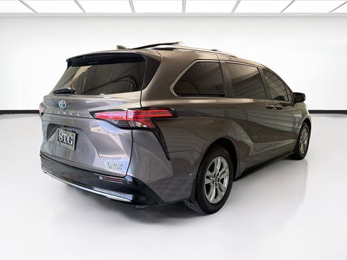 Used 2024 Toyota Sienna Limited FWD image 4