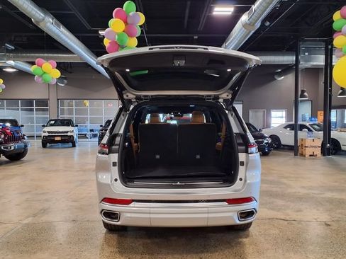 Used 2024 Jeep Grand Cherokee L Summit w/ Luxury Tech Group V AWD/4WD image 12
